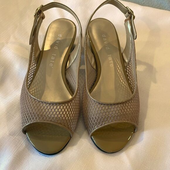 DAVID TATE SAND COLOR MESH PATENT SANDALS.   BEAUTIFULLY PADDED INSOLES!! - Picture 2 of 7